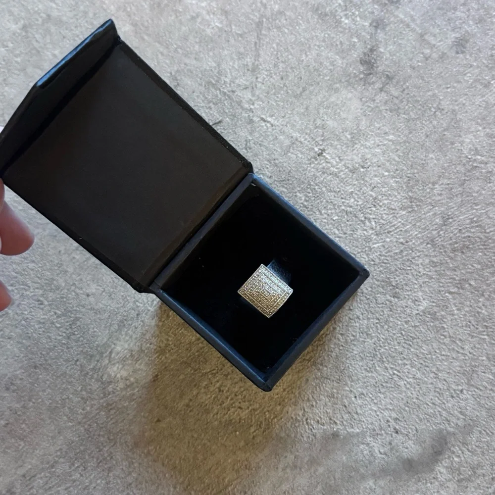 1980s Sterling silver 925 with 82 diamonds cocktail ring in a size 7.25 & 6.92 g